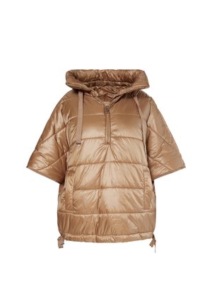 Meleg bézs színű puffermek, amely kapucnival, félig cipzárral, rövid ujjakkal, steppelt designnal és állítható húzózsinórokkal rendelkezik az alján.