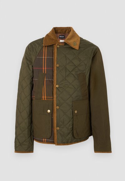 Πράσινο μπουφάν με καπιτονέ υφή, καφέ γιακά από κορντόνι, καρό πάνελ στο αριστερό στήθος, κλείσιμο με κουμπιά τύπου σναπ και δύο μεγάλες τσέπες μπροστά.