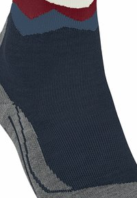 Design di calzini colorati con tonalità di blu navy, grigio, rosso e bianco, che mostrano un motivo distintivo nelle sezioni della punta e della caviglia.