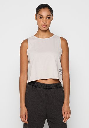 Jasnoszara krótka bluzka na ramiączkach z okrągłym dekoltem, bez rękawów, z czarnym napisem na dole. Wykonana z miękkiego materiału, o luźnym kroju.