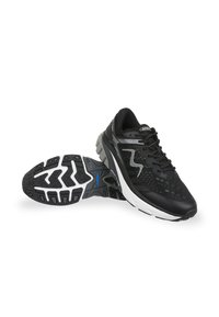 Scarpe da ginnastica nere con una tomaia testurizzata, accenti grigi e una suola intermedia bianca. La suola esterna ha un design con grip a motivi multipli.