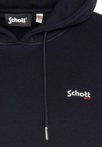 Granatowy hoodie z sznurkiem, z haftowanym logo "Schott NYC" w białym i czerwonym kolorze na lewym piersiu. Wykonany z miękkiego, teksturowanego materiału.