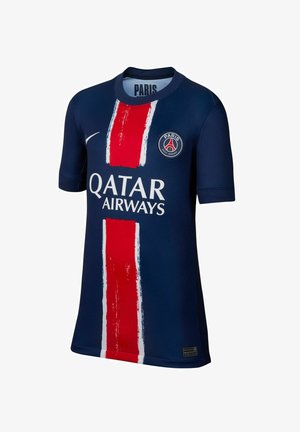 Tummansininen jalkapallopaita, jossa on punaisia ja valkoisia pystysuoria raidoituksia. Paidassa on valkoinen "QATAR AIRWAYS" -logo ja PSG:n emblem vasemmassa rinnassa.