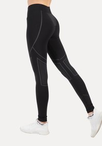 Czarne legginsy sportowe z wysokim stanem, z fakturowanymi wzorami i kontrastującymi szarymi geometrycznymi akcentami po bokach.