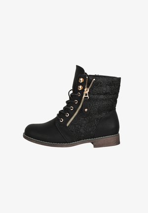 Bottines noires avec un panneau en dentelle texturée, fermeture éclair dorée et lacets. Elles possèdent un bout arrondi et un petit talon en bois.