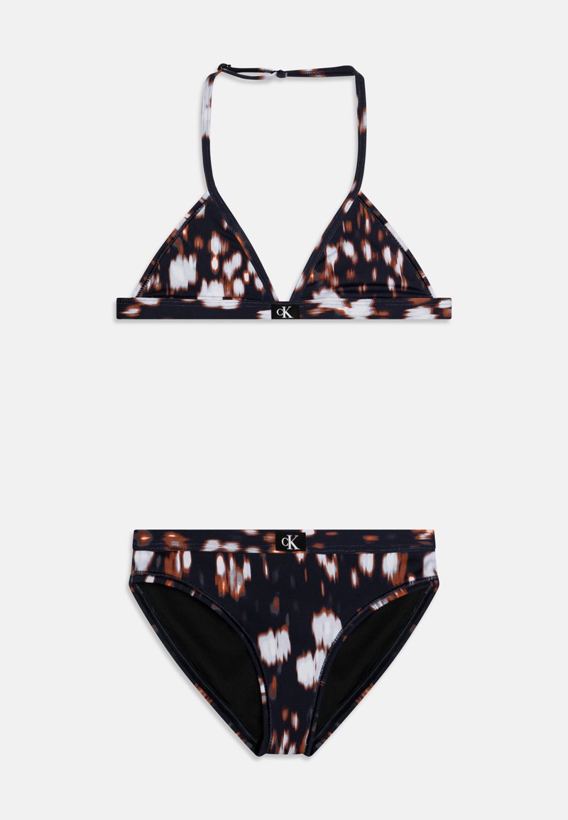 Svart og oransje tie-dye bikinitsett med trekantet bralette med justerbare stropper og matchende lave bukser, begge med logo-detaljer.