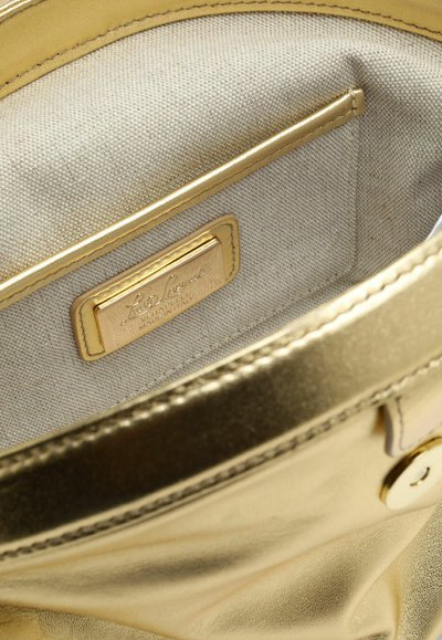 Beige stofindvendigt i en gylden lædertaske med en syet lomme og et gyldent mærke med teksten "Salvatore Ferragamo Made in Italy".