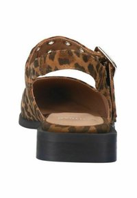 Leopardenmuster Slipper mit ausgeschnittenem Rücken, die ein offenes Design bieten, ausgestattet mit einer flachen schwarzen Sohle und einem Metallverschluss-Akzent.