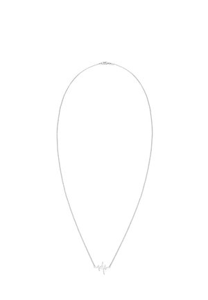 Collier à chaîne délicate en argent avec un petit pendentif en forme de battement de cœur au centre sur fond blanc.