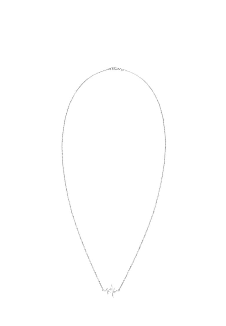 Collier à chaîne délicate en argent avec un petit pendentif en forme de battement de cœur au centre sur fond blanc.