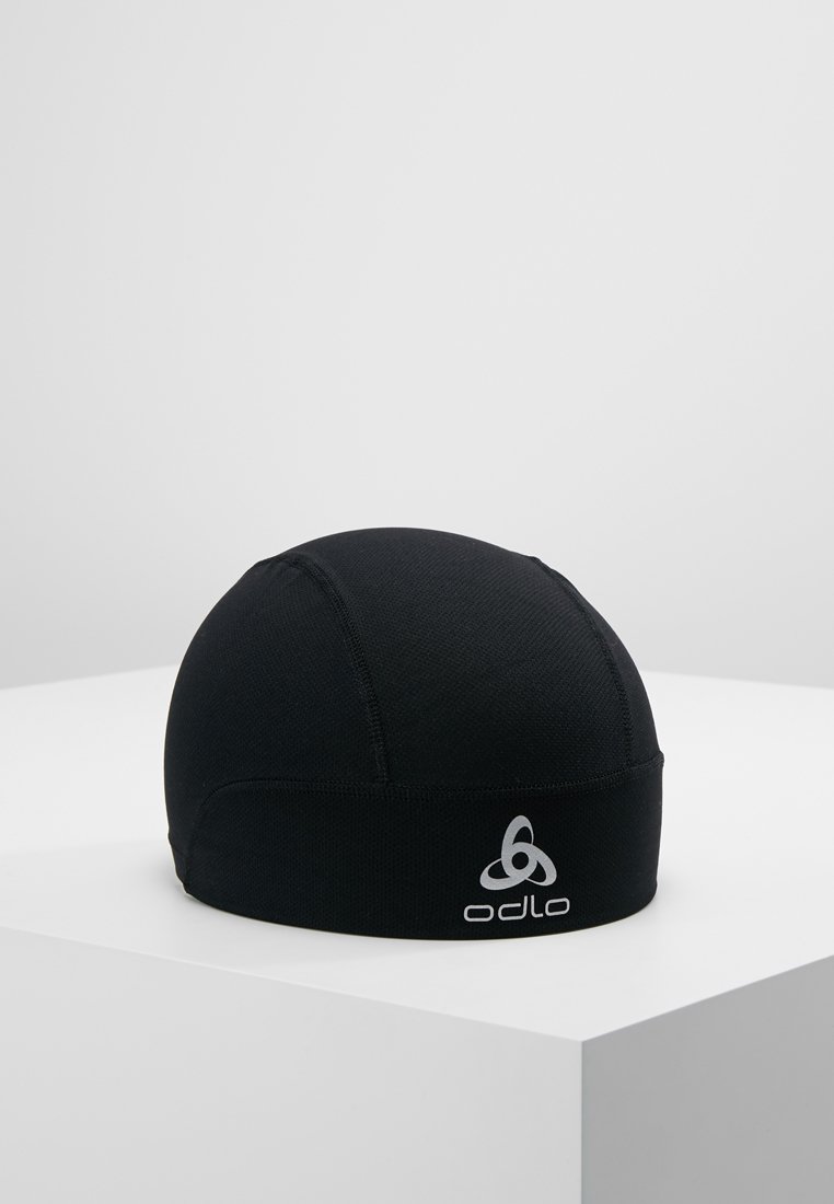 Zwarte beanie van een flexibel, textuur materiaal met contrasterende naden. Voorzien van een zichtbaar zilveren logo aan de voorkant. Ronde vorm.