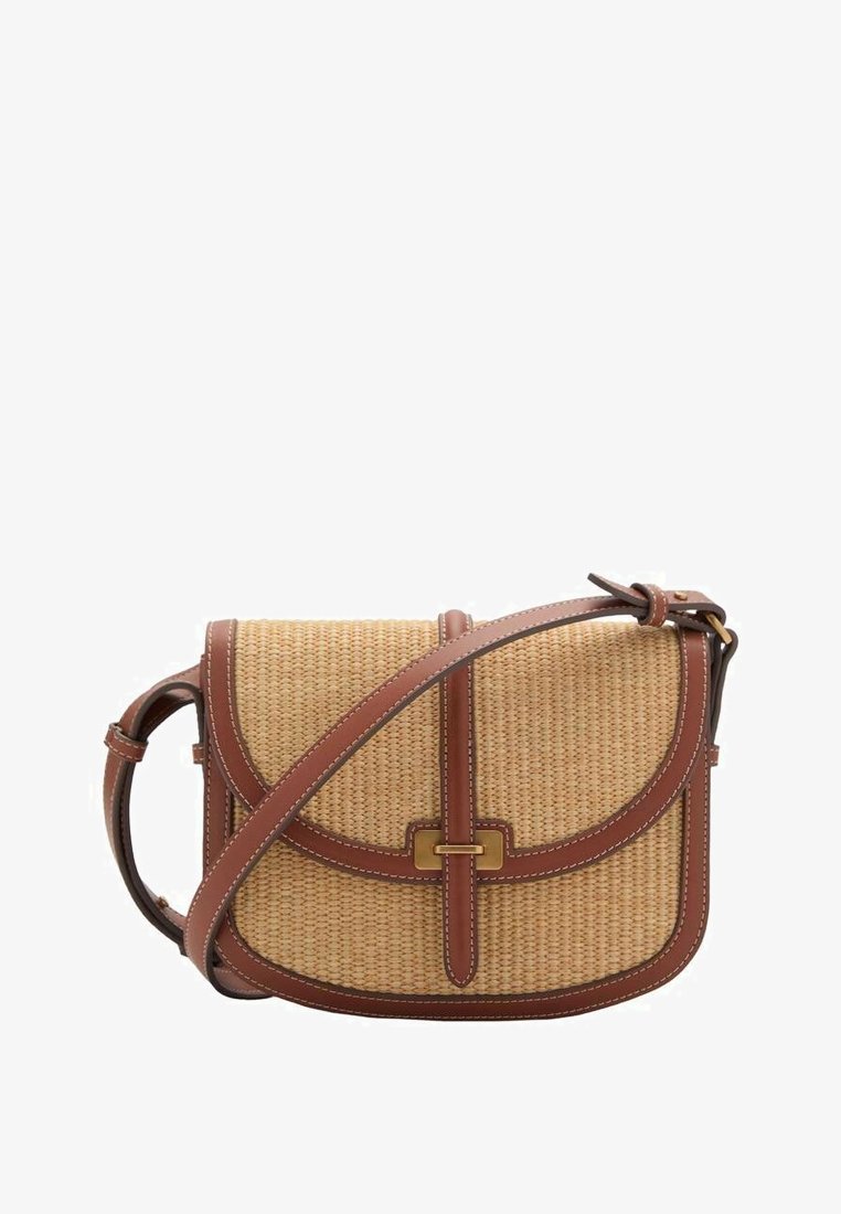 Bolso bandolera con exterior de paja trenzada, acentos de cuero marrón, cierre de solapa y una correa ajustable con herrajes en tono dorado.