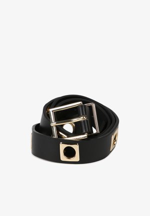 Cinturón de cuero negro con una hebilla y herrajes de metal dorado. Presenta acentos rectangulares a lo largo de la correa y una textura suave.