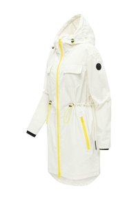 Weißer Regenmantel mit Kapuze, gelben Reißverschlüssen und Taschenakzenten, verstellbaren Taillenzügen, langen Ärmeln und einem schwarzen runden Aufnäher am linken Arm.
