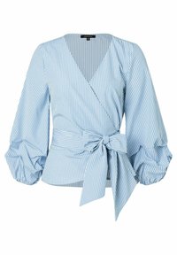 Blusa avvolgente blu chiaro con strisce verticali bianche, scollatura a V profonda, maniche a sbuffo e cintura annodata in vita. Tessuto dalla texture liscia.