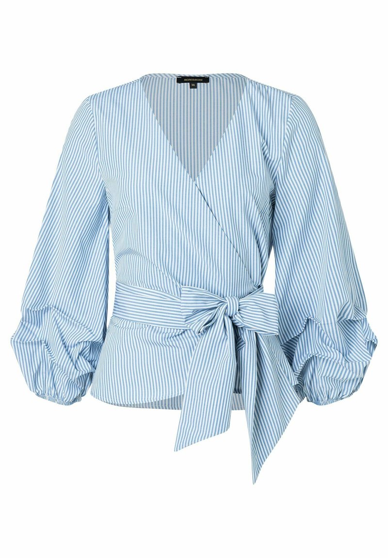 Blusa avvolgente blu chiaro con strisce verticali bianche, scollatura a V profonda, maniche a sbuffo e cintura annodata in vita. Tessuto dalla texture liscia.