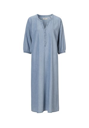 Lystblå denimkjole med trekvartærmer, rund halsudskæring og knaplukning. Har en kravl i ærmeenderne for tekstur.