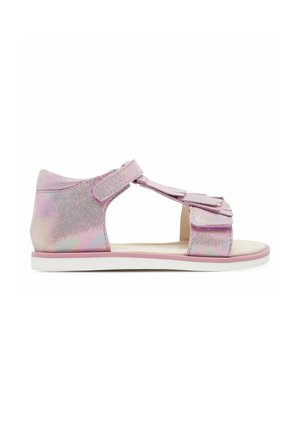 Pigers glitrende pink sandal med åben tå, justerbar rem og frynser på en flad hvid sål.