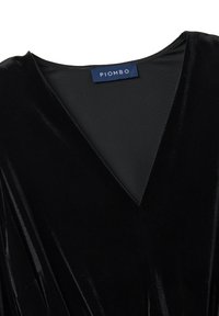 Vestido de terciopelo negro con un profundo escote en V y diseño drapeado. La etiqueta dice "PIOMBO." Textura suave con un acabado liso y brillante.