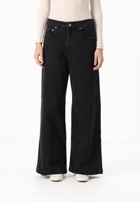 GAP Petite STRIDE SAVILLE - Wide leg - washed black