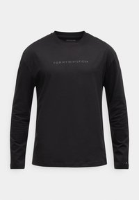 Czarna bawełniana koszulka z długim rękawem, z okrągłym dekoltem, z nadrukiem logo „TOMMY HILFIGER” w kolorze białym i jasnoniebieskim na wysokości klatki piersiowej.
