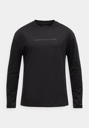 Schwarzes Langarm-T-Shirt aus Baumwolle mit Rundhalsausschnitt, auf der Brust mit dem "TOMMY HILFIGER"-Logo in Weiß und Hellblau bedruckt.