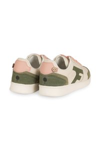 Zapatillas de cuero beige con acentos de ante verde y detalles en rosa. Presentan un logo redondo y un gráfico de árbol cerca del talón. Suela blanca plana.