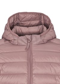 Gevoerde jas in licht mauve met een hoge hals en capuchon. Beschikt over een rits aan de voorkant en horizontale stiksels voor isolatie. Glad textuur.