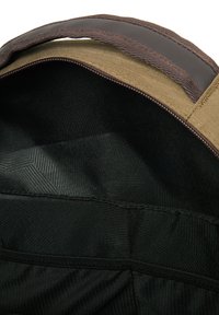 Bruine en beige tasinterieur met een gladde zwarte stofvoering, met organisatietassen en een gestructureerd patroon op de achterwand.