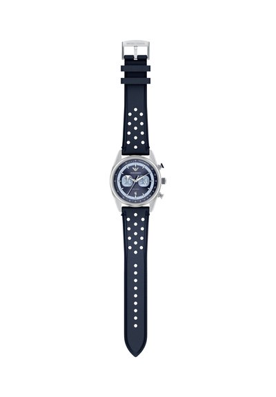 Marineblauw chronograafhorloge met een zilveren kast van roestvrij staal, een gestructureerde marineblauwe siliconen band met witte perforaties en een blauwe wijzerplaat.