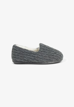 Pilkas megztas šlepetes su tekstūruotu paviršiumi, minkšta vidine danga, apvaliu pirštu ir plokščiu guminio pado, užtikrinančiu komfortą ir stabilumą.