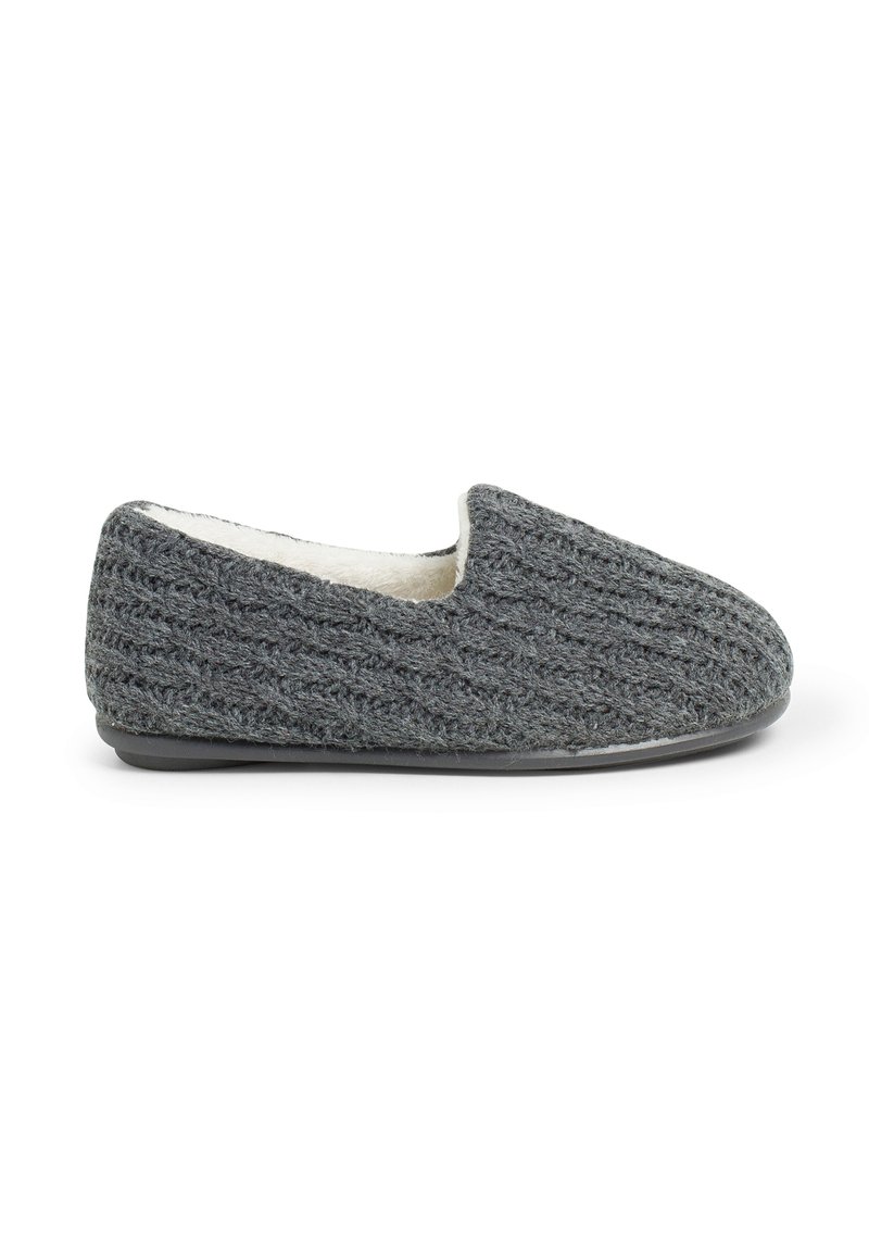 Pantofole grigie in maglia con superficie testurizzata, interno morbido, punta arrotondata e suola in gomma piatta per comfort e stabilità.