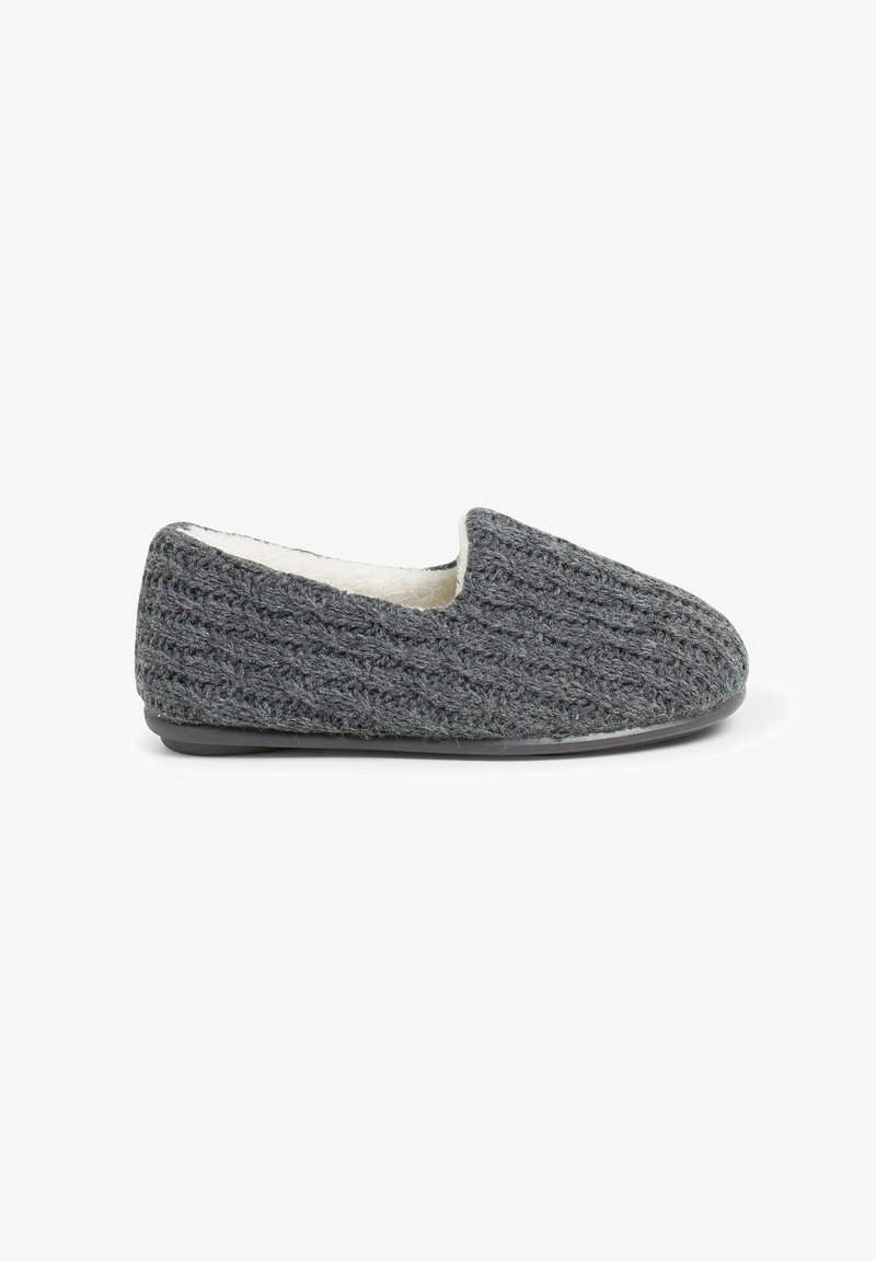 Szare dziane kapcie o teksturowanej powierzchni, miękkim wnętrzu, zaokrąglonym czubku i płaskiej gumowej podeszwie dla komfortu i stabilności.