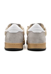 Sneakers in suede grigio con dettagli decorativi in oro, caratterizzati da un cappuccio per il tallone in pelle bianca, suola in gomma marrone e un design testurizzato nella parte posteriore.