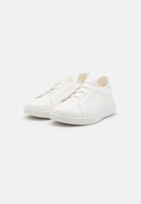 Vita sneakers med en slät läderliknande yta, elastiska sidopaneler, rundade tår och en texturerad sula för grepp. Minimalistisk design.