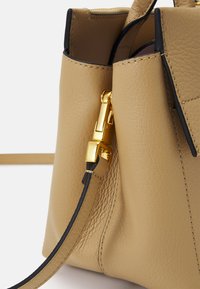 Coccinelle ARLETTIS - Rankinė - fresh beige