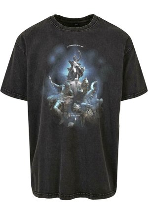 Schwarzes Grafik-T-Shirt aus Baumwolle. Mit einem großen, künstlerischen Druck von mythologischen Figuren auf einem Hintergrund mit blauem und grauem Farbverlauf.