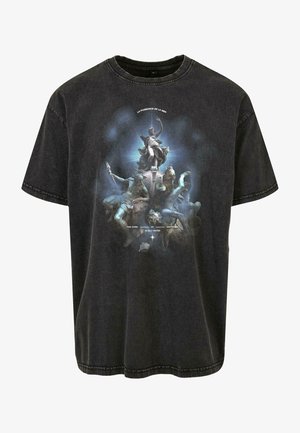 Fekete grafikus póló, amely pamutból készült. Nagy, művészi nyomat található rajta mitológiai alakokkal, kék és szürke színátmenetes háttérrel.