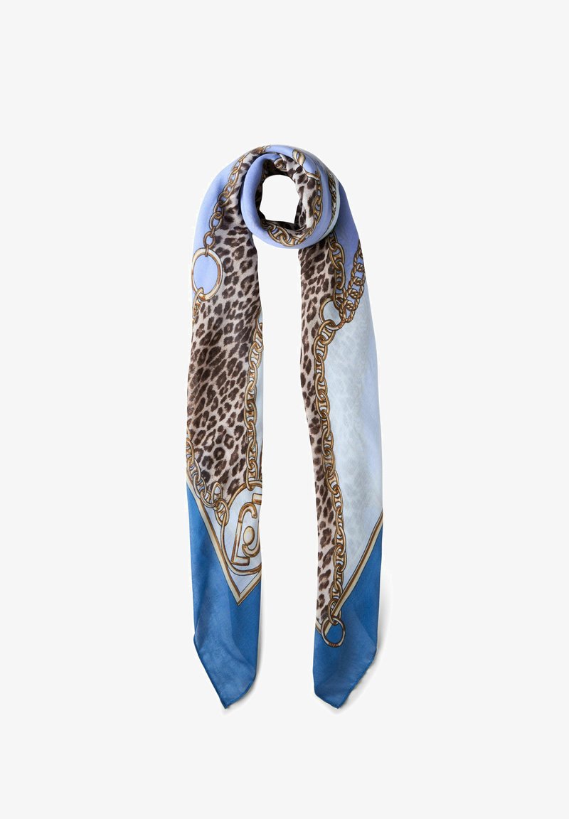Silketørklæde med leopardprint, i blå og lyseblå sektioner, guld kædedetaljer og en glat tekstur. Dimensioner der er velegnede til alsidig styling.