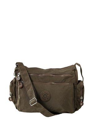 Braune Stoff-Umhängetasche mit einem großen Hauptfach, zwei Reißverschluss-Vordertaschen und einem abnehmbaren Schultergurt. Mit Logo-Patch.
