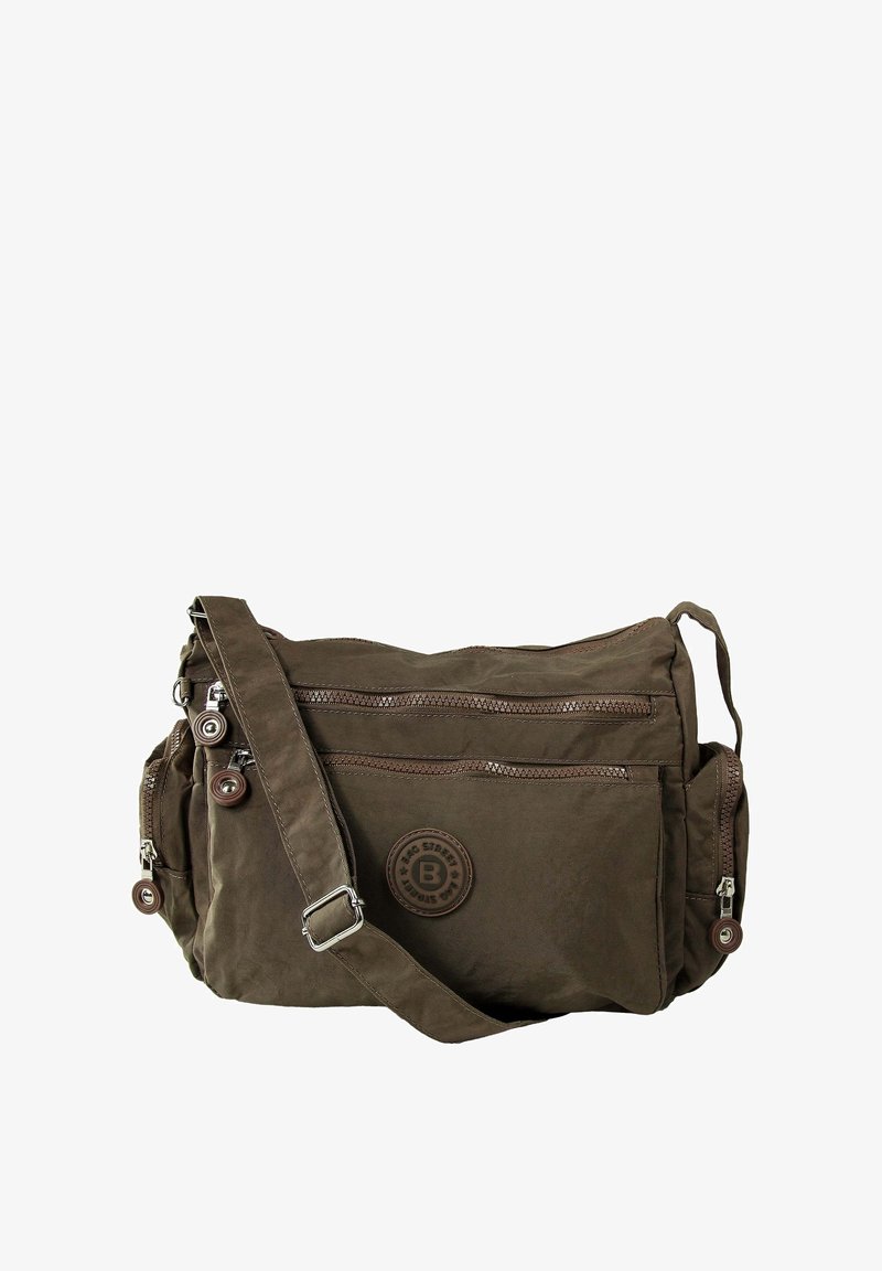 Bruine stoffen boodschappentas met een groot hoofdvak, twee ritszakken aan de voorkant en een afneembare schouderband. Voorzien van een logopatch.