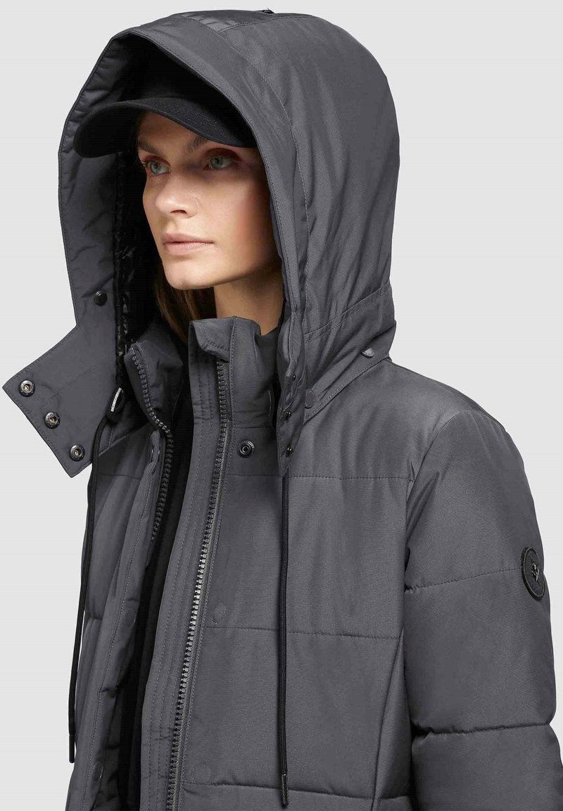 Grau isolierte Puffjacke mit Kapuze. Verfügt über einen Reißverschluss und Druckknopfverschlüsse, verstellbare Kordeln und einen Logopatch auf dem Ärmel.