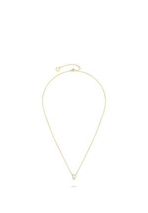 Zarte Goldkette mit kleinem herzförmigem Anhänger mit weißer Einlage, dargestellt auf weißem Hintergrund.
