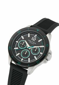 Orologio Nautica nero con cassa rotonda in acciaio inossidabile, cinturino in gomma, dettagli verdi e indicatori delle ore bianchi. Presenta tre sub-quadranti.