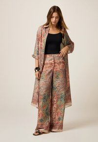 Vloeiende kimono met bloemenpatroon in zachte stof, voornamelijk in pastelkleuren met blauwe, rode en beige accenten, gecombineerd met wijde geprinte broek.
