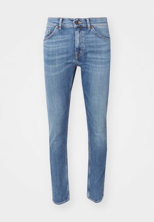 Jeans de mezclilla azul con un corte ajustado, diseño de cinco bolsillos y detalles de desgaste sutil. Cuenta con un cierre de botón y costuras en contraste.
