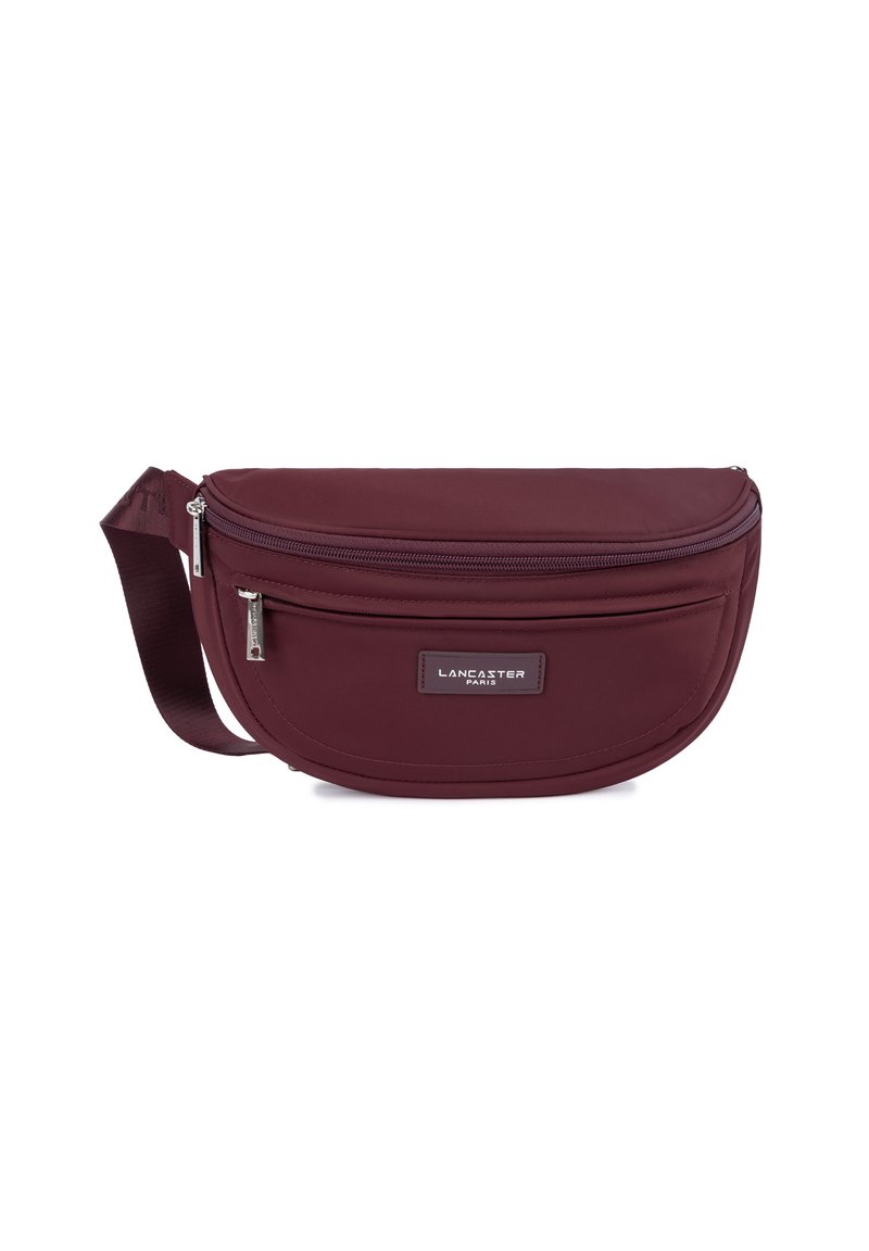 Marsupio in nylon color bordeaux con un design curvo, dotato di una tasca frontale con zip e una finitura liscia. Include una tracolla per un facile utilizzo.
