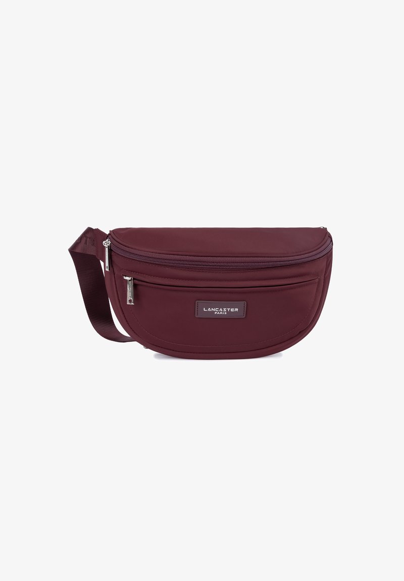 Marsupio in nylon color bordeaux con un design curvo, dotato di una tasca frontale con zip e una finitura liscia. Include una tracolla per un facile utilizzo.