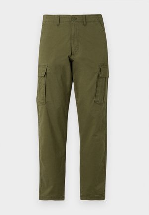 Calças cargo verde-azeitona feitas de algodão com um corte reto, apresentando vários bolsos laterais e um fecho de botão na cintura.