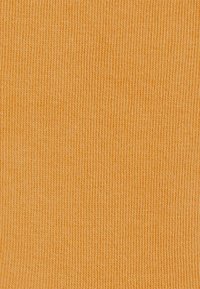 Oranje ribstof met een gladde textuur, met verticale strepen. Het materiaal lijkt zacht en lichtgewicht te zijn.